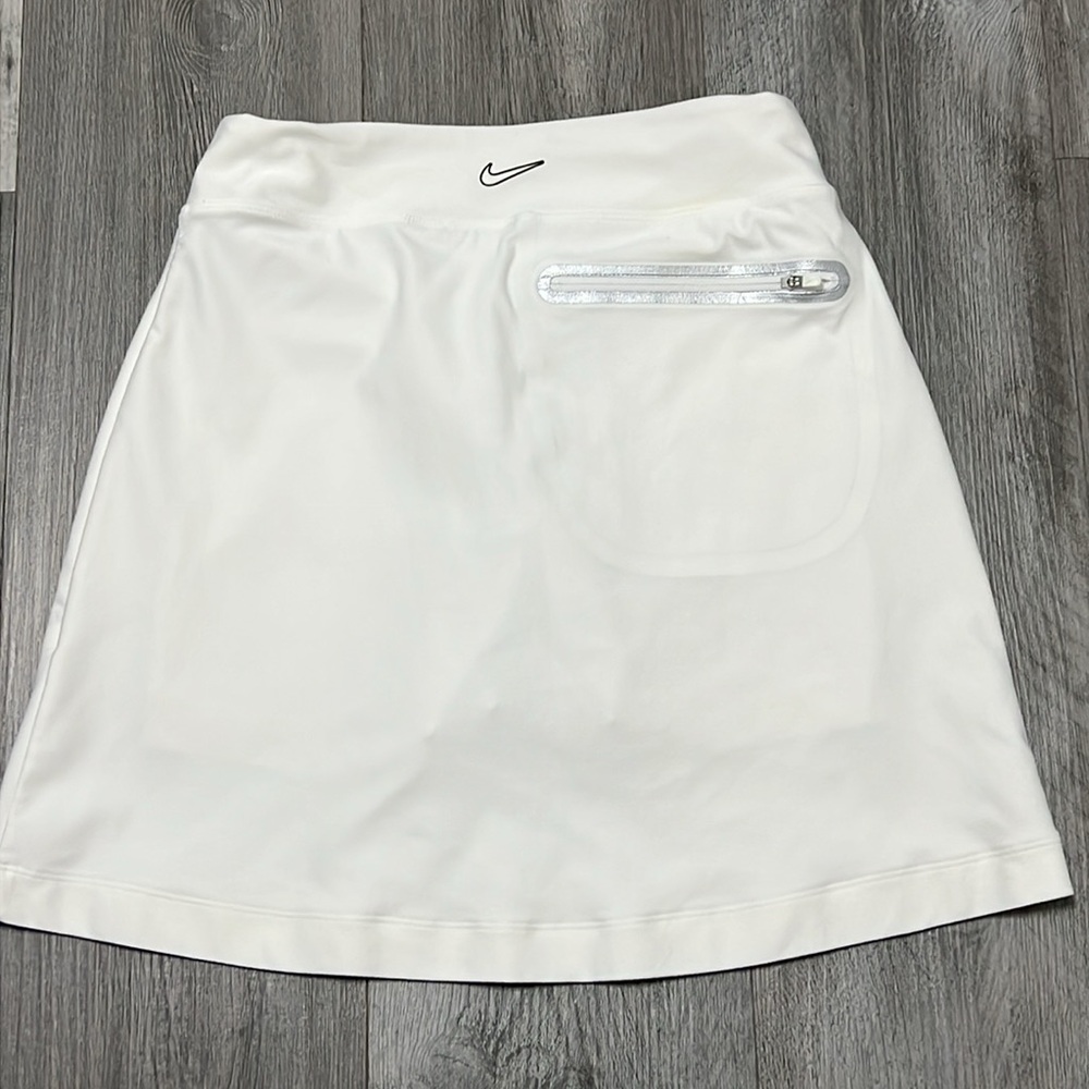 Nike A-Line tennis Skirt with Zipper pockets on the front and back.Size XS